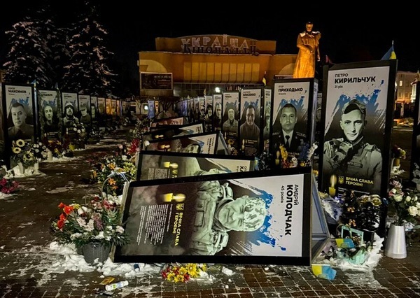 На западе Украины женщина устроила погром на «аллее славы» солдат ВСУ из-за усталости от войны