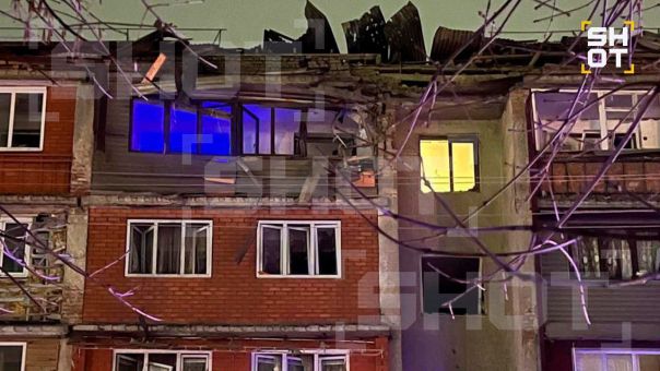 Обломки украинского БПЛА рухнули на жилую пятиэтажку в Беслане, минимум один человек пострадал.