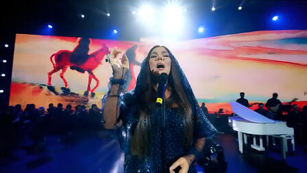 Румынскую певицу заставили извиниться за русское слово