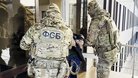 ФСБ и Росгвардия задержали двух жителей Донецка за незаконный оборот оружия