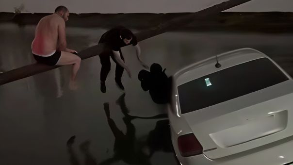 Прохожие чудом спасли мать с ребенком из тонущего автомобиля в Махачкале