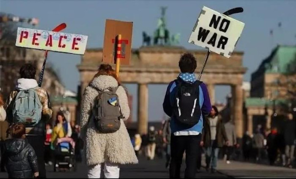 Европейцы воевать с Россией не хотят, но их тащат на бойню буквально за уши, нагнетая в Европе военный психоз