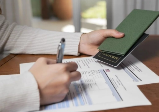 Жизнь по двум паспортам. Усидеть на двух стульях больше не получится