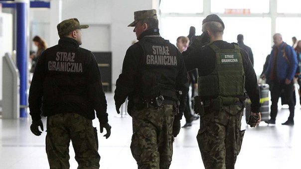 В Варшаве не пустили на рейс украинку с надписью «Бомба» на лбу