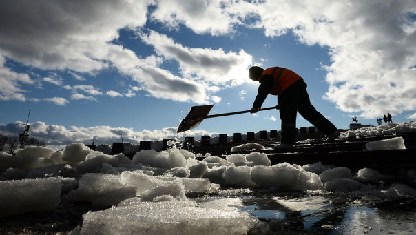 Россиянам посоветовали вместо жалоб на плохую уборку снега скинуться на рабочих