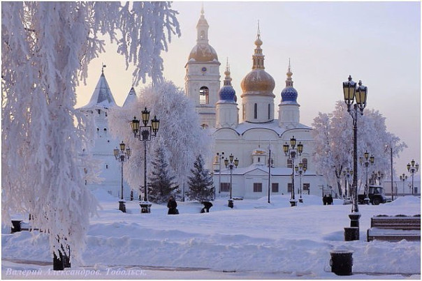 Вся в снегу, как в платье подвенечном, ты стоишь, Россия, у креста.  Как невеста, что для жизни вечной предпочла объятия Христа
