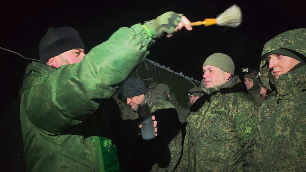 Российские бойцы встречают Крещение на передовой