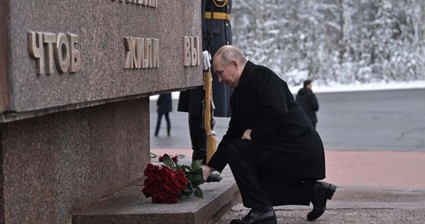 Путин возложил цветы к памятнику %22Рубежный камень%22