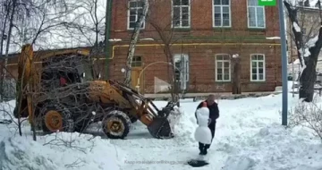 Водитель снегоуборщика из Оренбурга пощадил снеговика