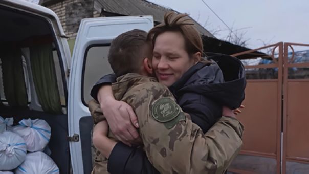 Боец, принявший роды под обстрелами у жительницы ДНР, отыскал ее спустя три года