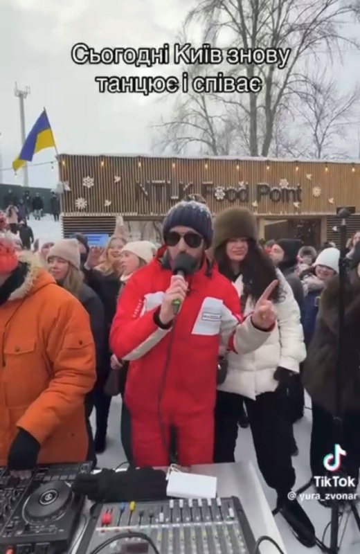 Света нет, но вы держитесь. Пиарщики Зелинского устраивают танцы на льду и хороводы с генератором