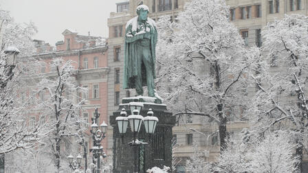 Дуэль в упор и выстрел в сердце: нейросети массово искажают биографию Пушкина