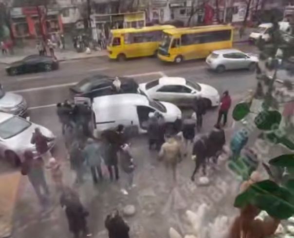 В Одессе горожане массово взяли в «котёл» машину ТЦК и спасли одессита от «бусификации»