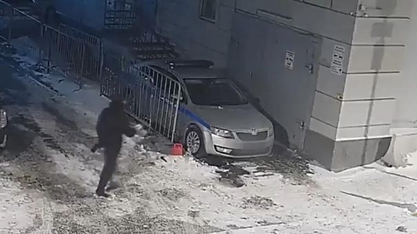 Парень поджег машину полиции по указке зарубежных кураторов в Москве