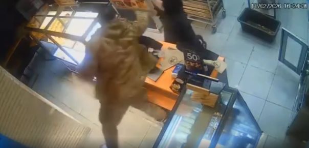 Украинский военный атаковал продавщицу фастфуда из-за порции сыра: ударил и пригрозил отрезать голову