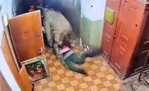 Львовские ТЦКшники силком вытащили призывника из квартиры и сломали ему руку — собака несчастного осталась без хозяина