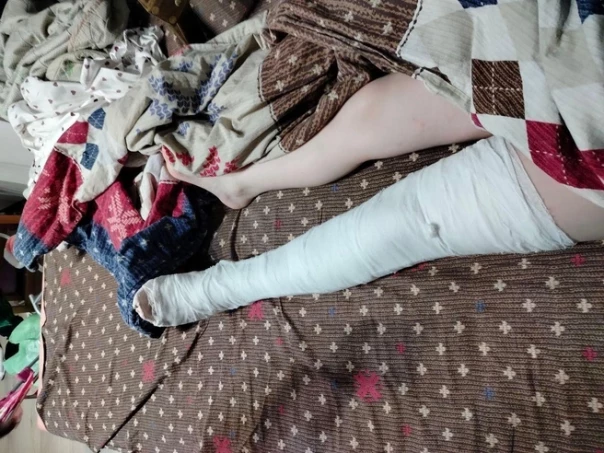 «Кричит на уроках, может по парте стучать»: в Челябинске 8-летний сын мигрантов сломал колено однокласснице