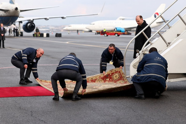 Перед трапом самолёта Вэнса в Ереване развернули ковёр ручной работы