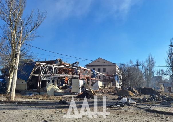 В Донецке укрофашисты ударили по зданию детской городской больницы, повреждены колледж и жилые дома