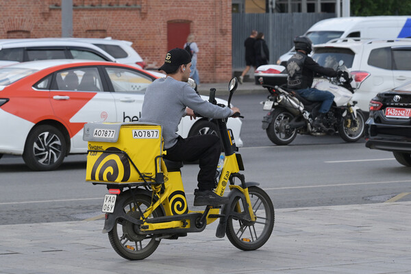 Велокурьеров выгонят с тротуаров российских городов по поручению Путина