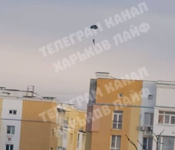 Взрывы и шок в Харькове: "пилот беспилотника" выпрыгнул с парашютом после атаки