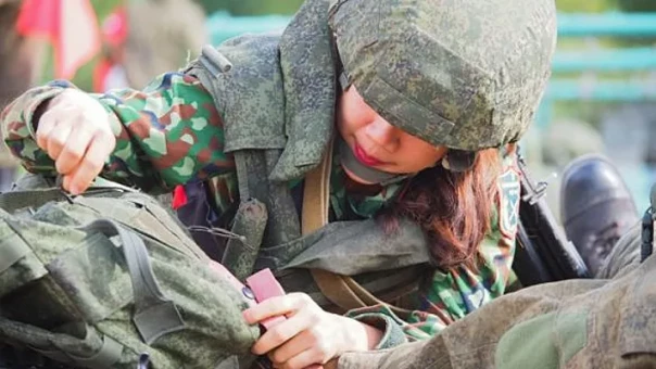 Они спасают жизни бойцов несмотря на взрывы снарядов и дроны