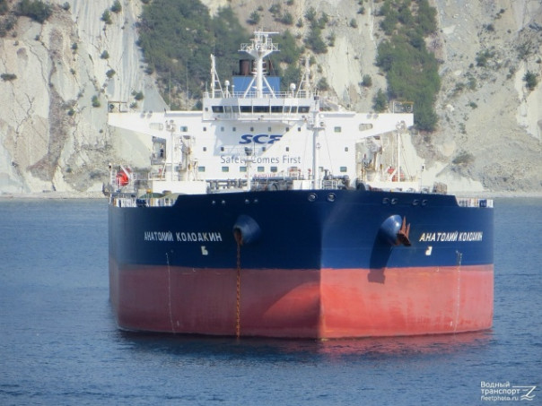 Российский танкер несет нефть сквозь блокаду