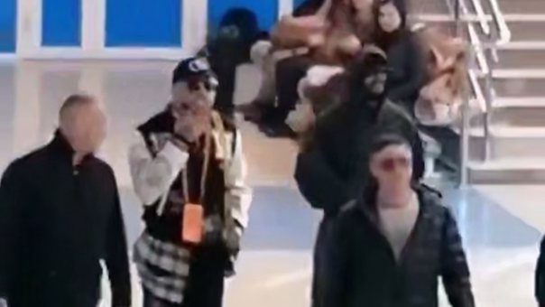 Видео курящего в аэропорту Барнаула Киркорова вызвало возмущение в Сети