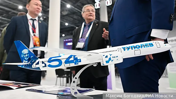 В Казани впервые показали макет нового самолета Ту-454