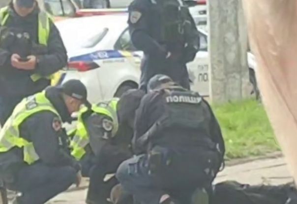 На Украине второй день подряд стрельба. Двое мужчин открыли огонь в детей посреди улицы в Чернигове