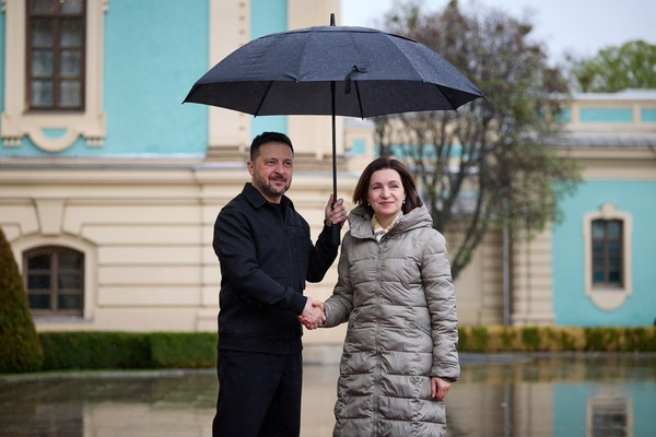 «Как же вырос наш президент!» В Сети высмеяли нелепые попытки Зеленского скрыть свой рост