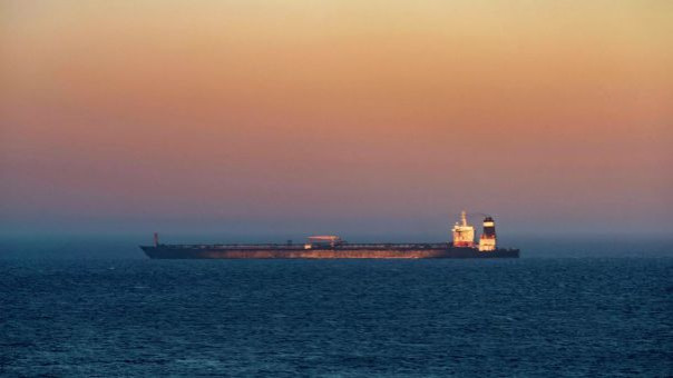 Иранский супертанкер прошел морскую блокаду США, пишет Fars