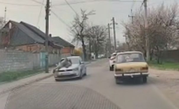 Украинец сбил сотрудника ТЦК и провез его на капоте автомобиля | Подборка видео