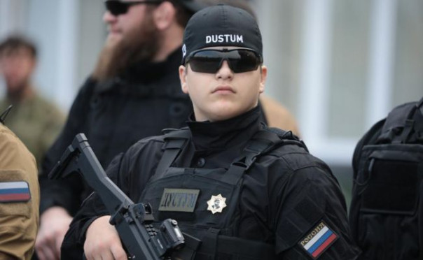 В честь 20-летия спецполка: 18-летнему сыну Кадырова вручили очередную медаль