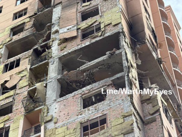 Разбитые дома и сгоревшие авто – последствия очередной атаки ВСУ на центр Донецка.