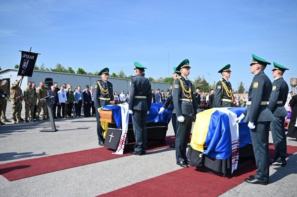 На Украине «торжественно захоронили» прах второго главы ОУН* Мельника и его жены