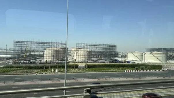 В ОАЭ нефтяные цистерны начали обносить металлическими конструкциями от дронов