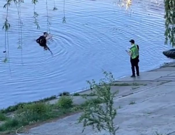 В Киеве уклонист, убегая от ТЦК и полиции, прыгнул в реку. Спасение подоспело в виде женщины на катамаране