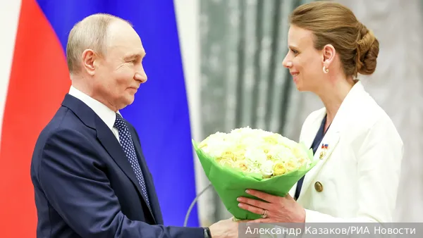 Воспитывающая 10 детей семья из Франции получила награду в Кремле