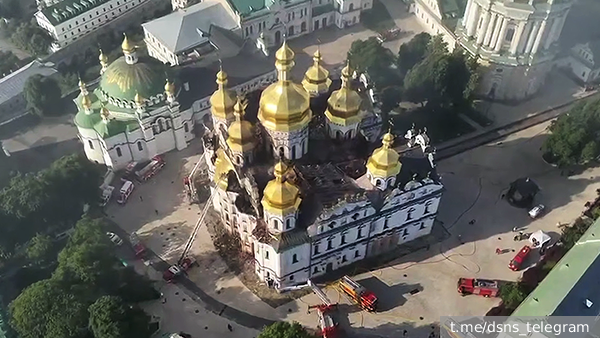 Пожар в лавре – горе для верующих, но не для Зеленского