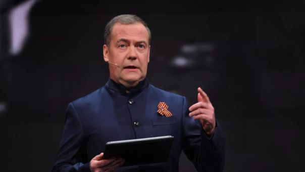 Медведев: полномочия Зеленского давно закончились, что лишает его каких-либо иммунитетов