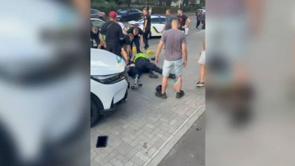 В Киеве одноногие ветераны ВСУ напали на полицейского, который остановил их автомобиль за нарушение правил