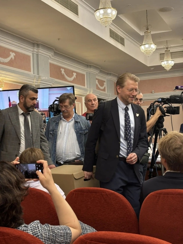 Лидер «Яблока» Николай Рыбаков принес в суд коробку доказательств