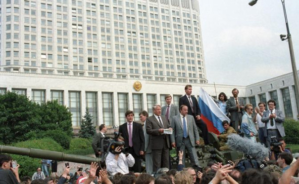 Ельцин на танке, Горбачев в Форосе, а через год — ваучеры: 35 лет назад Россию «вспутчило» так, что до сих пор аукается