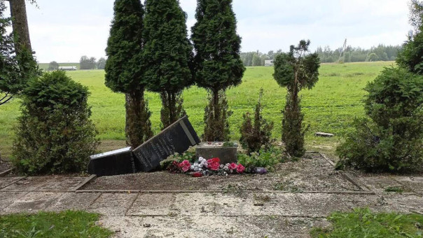 Вандалы разгромили памятник советским солдатам в Латвии