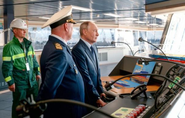 Путин осмотрел танкер-газовоз для проекта %22Арктик СПГ — 2%22