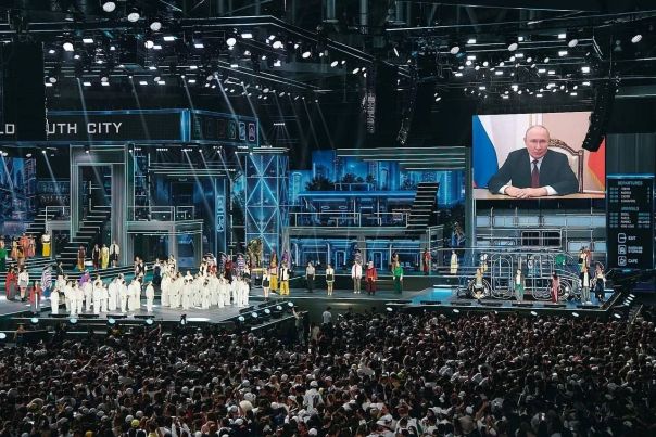 Весь мир — на одной сцене: в Екатеринбурге открылся Международный фестиваль молодёжи