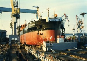 Украинский корабль взят на буксир