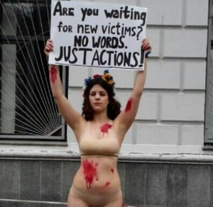 "Вы ждете новых жертв? Никаких слов - только действия", - активистка Евромайдана пикетировала резиденцию посла США в Киеве.