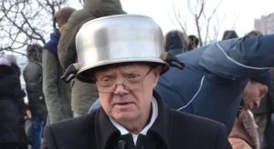 На Майдан подтянулась толпа с кастрюлями на головах